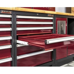 Complete werkplaatsinrichting, werkbank houten blad, gereedschapskast, gereedschapsbord, 4 x hangkast,12 laden, 379,5 x 200 cm