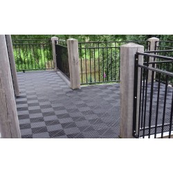 Open kliktegel zwart 400 x 400 x 18 mm. - harde kunststof tegel met open structuur Open kliktegel zwart 400 x 400 x 18 mm. - harde kunststof tegel met open structuur