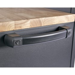 Verrijdbare werkbank met lades, gereedschapsbord, gereedschapskast en houten werkblad.