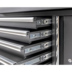 Verrijdbare werkbank met lades, gereedschapsbord, gereedschapskast en houten werkblad.