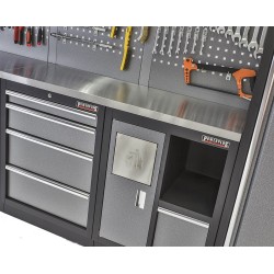 Complete Werkplaatsinrichting, werkbank met metaal omkleed blad, gereedschapskast, gereedschapsbord, 10 laden, 392 x 200 cm. Complete Werkplaatsinrichting, werkbank met metaal omkleed blad, gereedschapskast, gereedschapsbord, 10 laden, 392 x 200 cm.